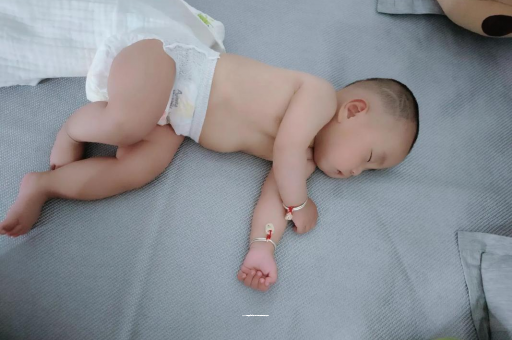 安丘宝宝睡觉爱翻身
